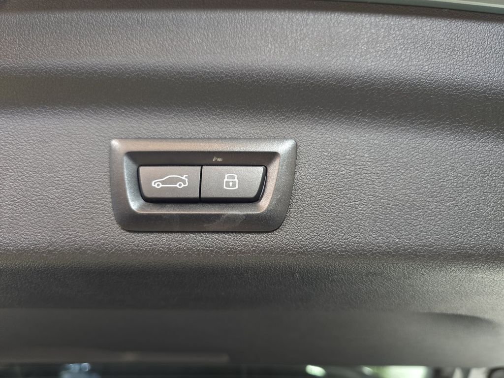 Used 2023 Green BMW xDrive28i image 16