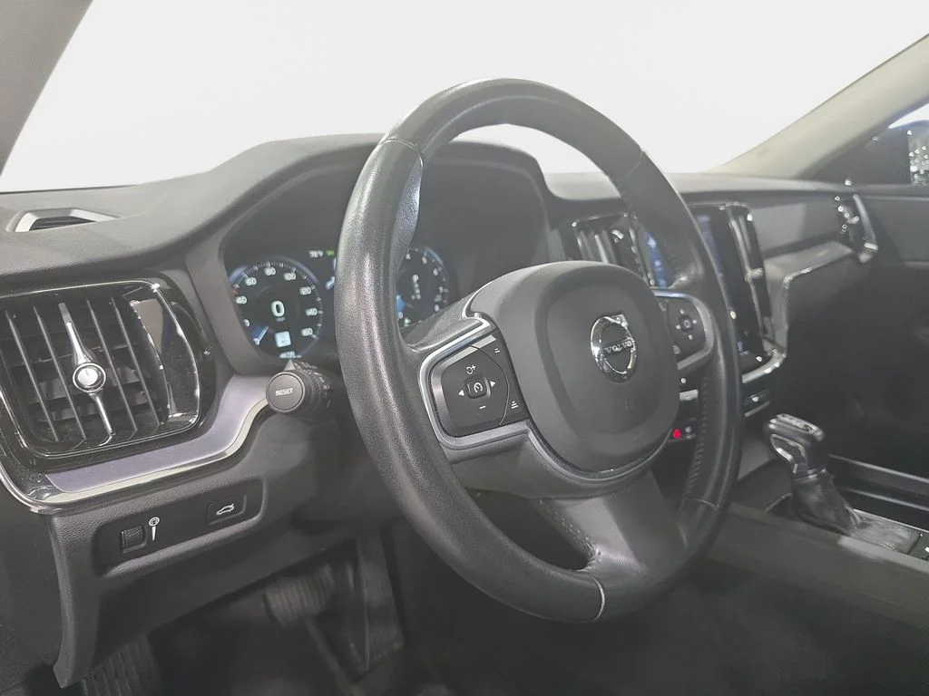 Used 2020 Pine Gray Metallic Volvo T6 Momentum image 21