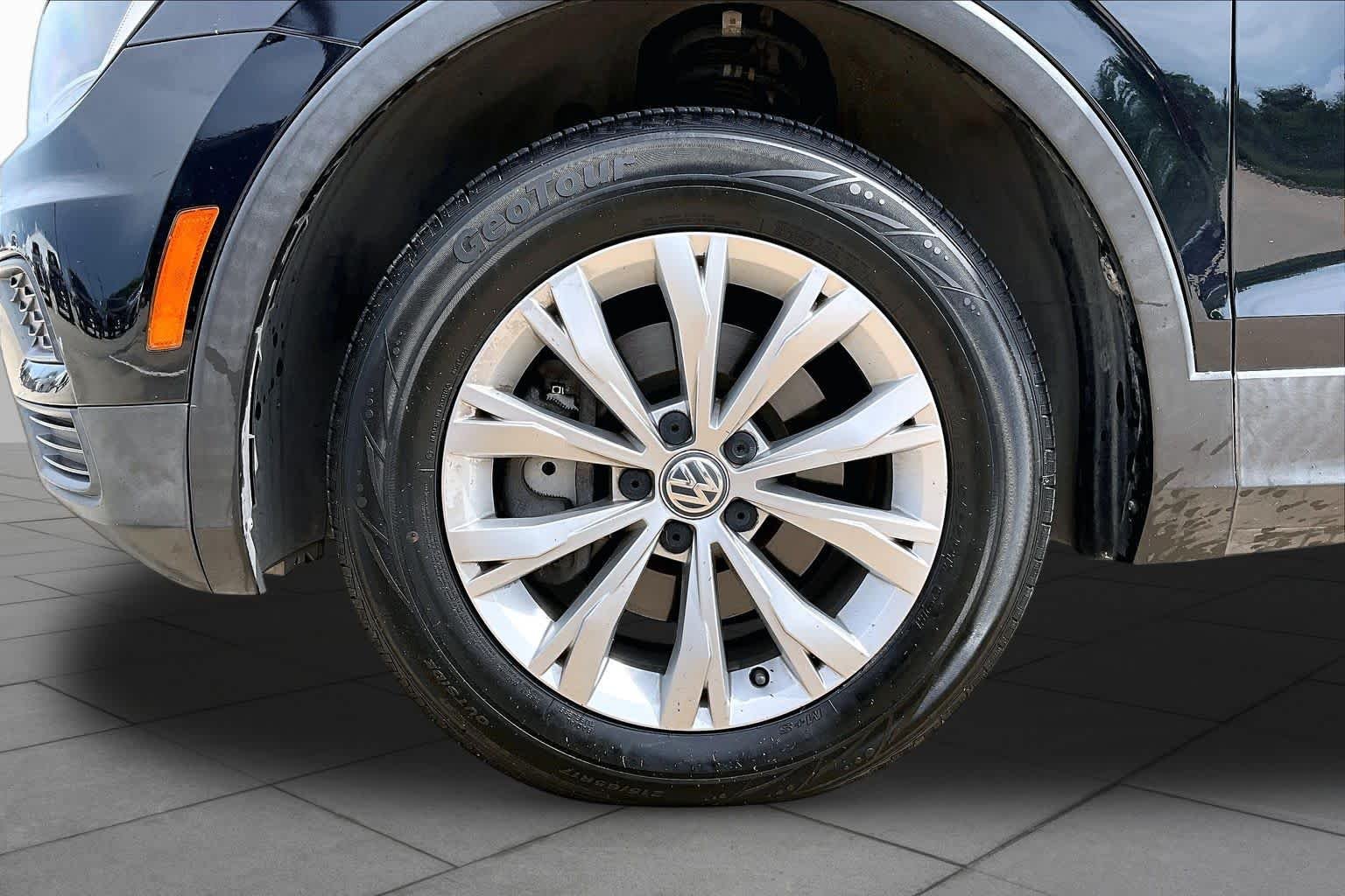 Used 2018 Deep Black Pearl Metallic Volkswagen S image 10