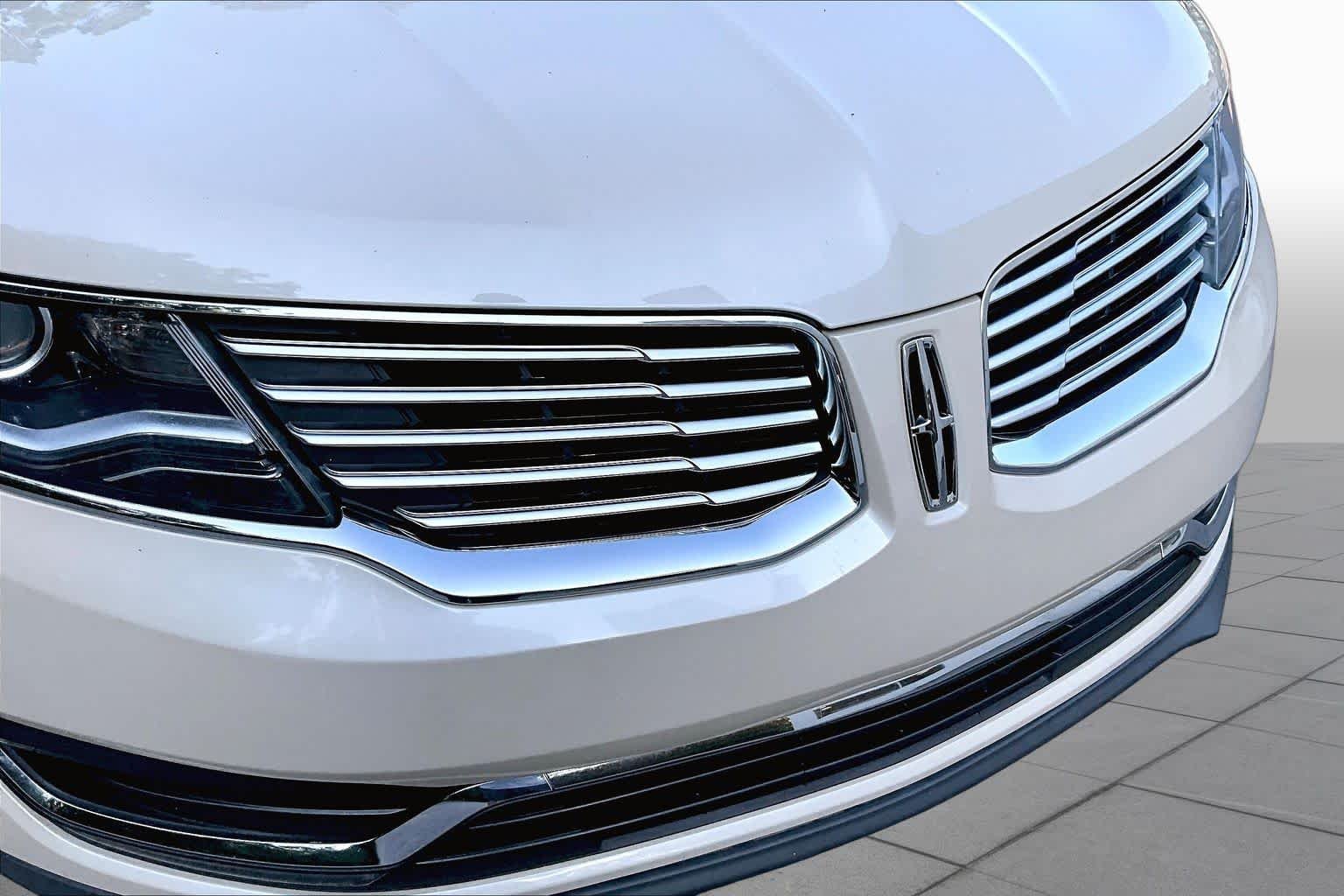 Used 2018 Ivory Pearl Lincoln Select image 30