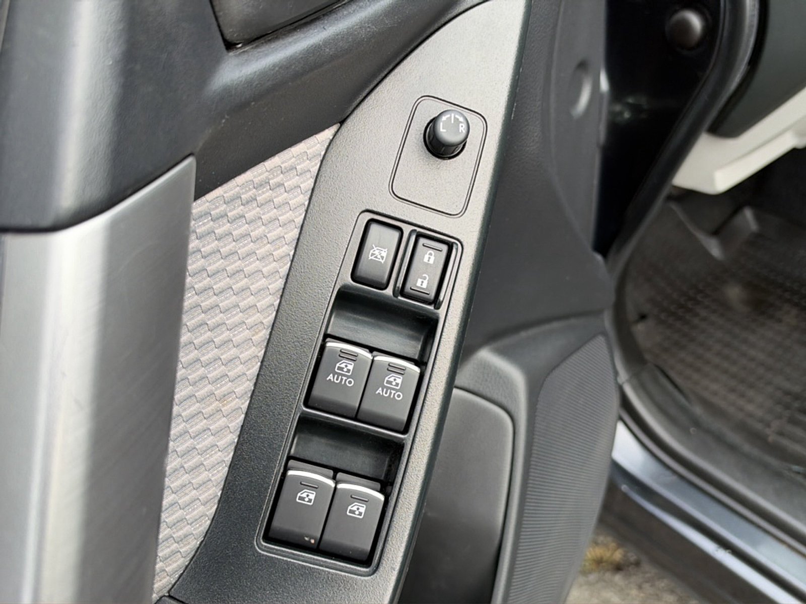 Used 2018 Dark Gray Metallic Subaru 2.5i image 16