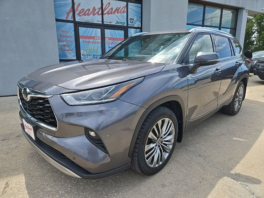 Used 2021 Toyota Highlander Platinum with VIN 5TDFZRBH6MS100193 for sale in Kansas City