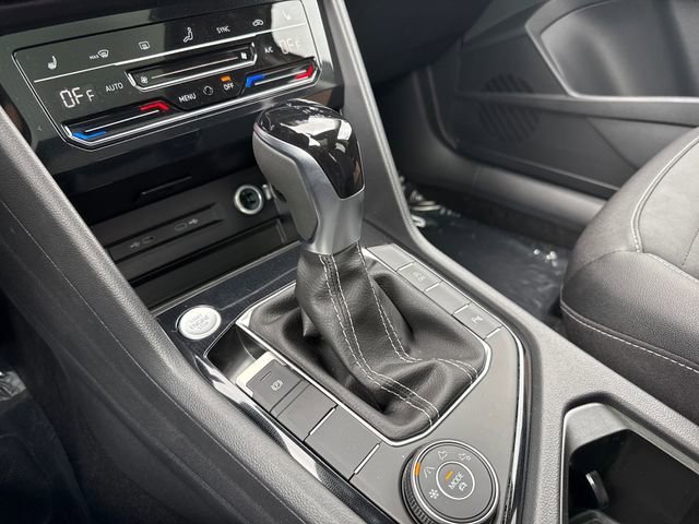 New 2026 Bright Moss Green/Blk Rf Volkswagen SE Black image 29