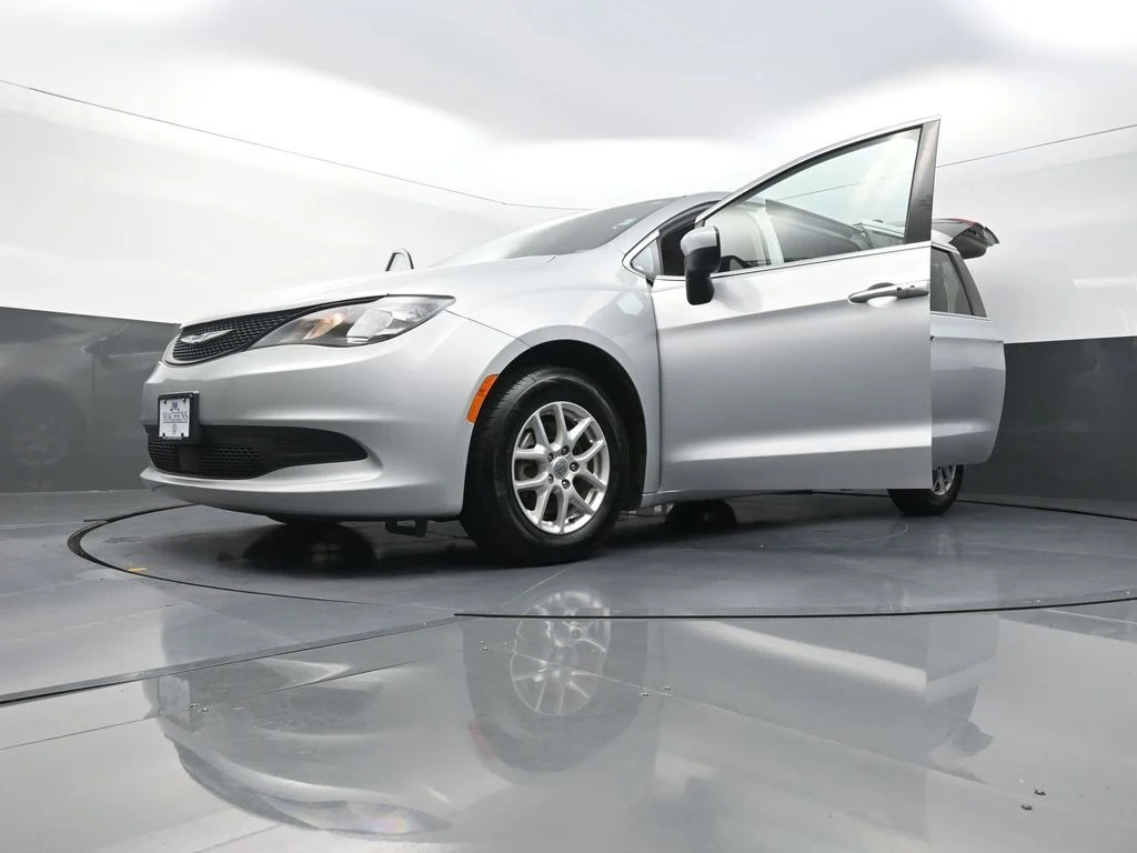 Used 2022 Silver Chrysler LX image 33