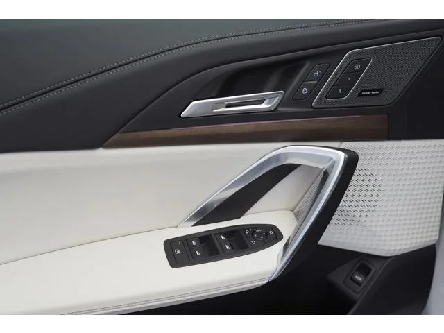 New 2027 Mineral White Metallic BMW xDrive28i image 7