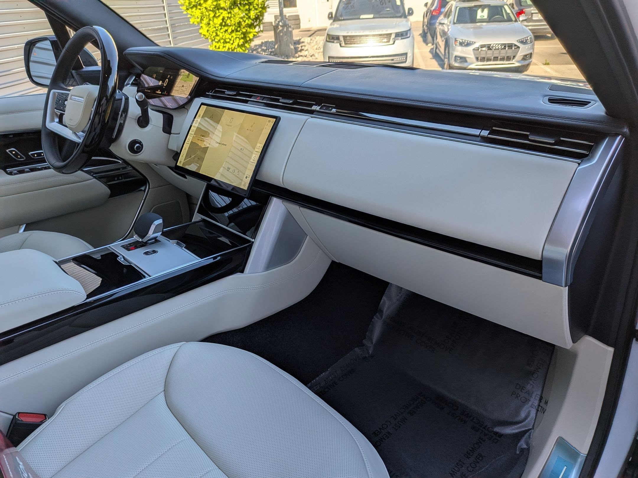 New 2026 Ostuni Pearl White Land Rover P530 SE 7 Seat image 30