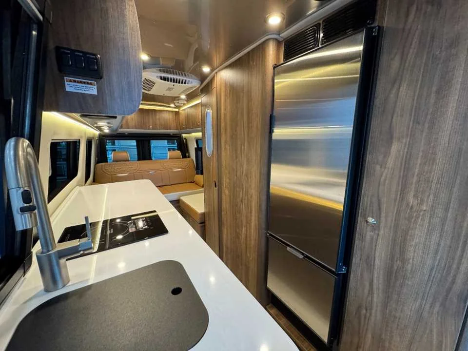 New 2027 TENORITE GREY PREMIUM METALLIC AIRSTREAM  image 18