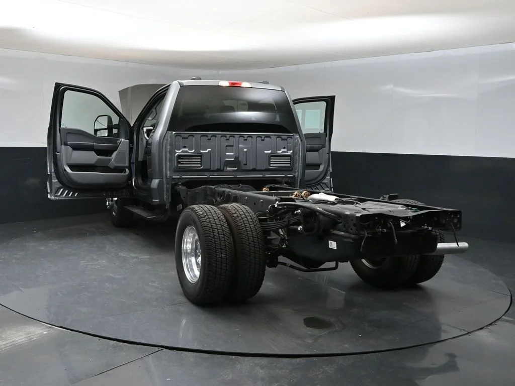 2026 Ford F-350 Super Duty Chassis Cab XLT - Photo 37
