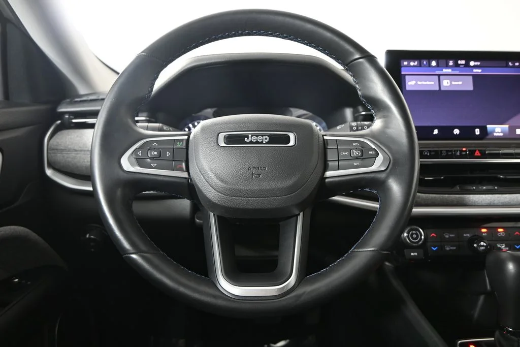 Used 2022 White Jeep Latitude image 33