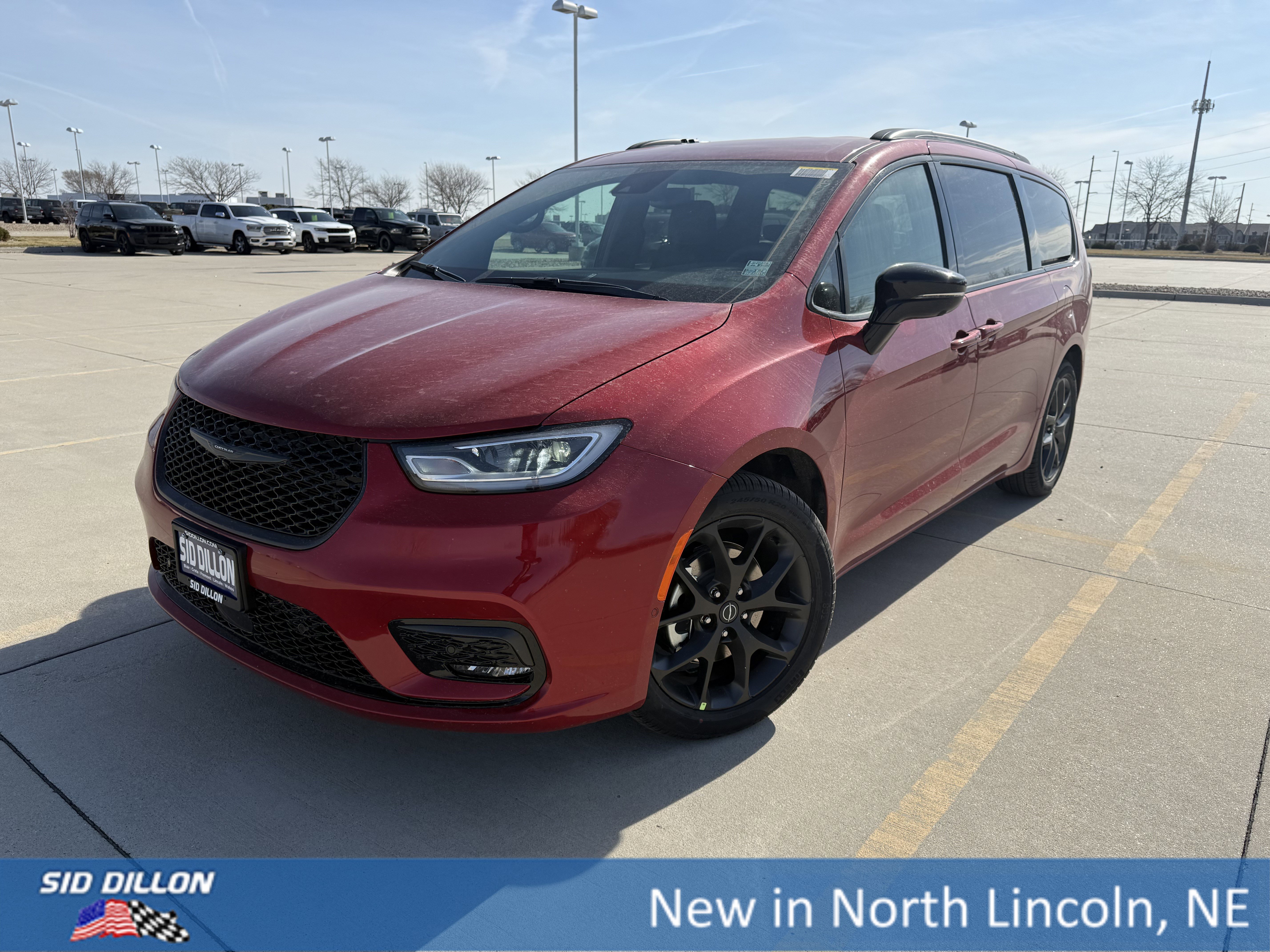 2026 Chrysler Pacifica Select's photo
