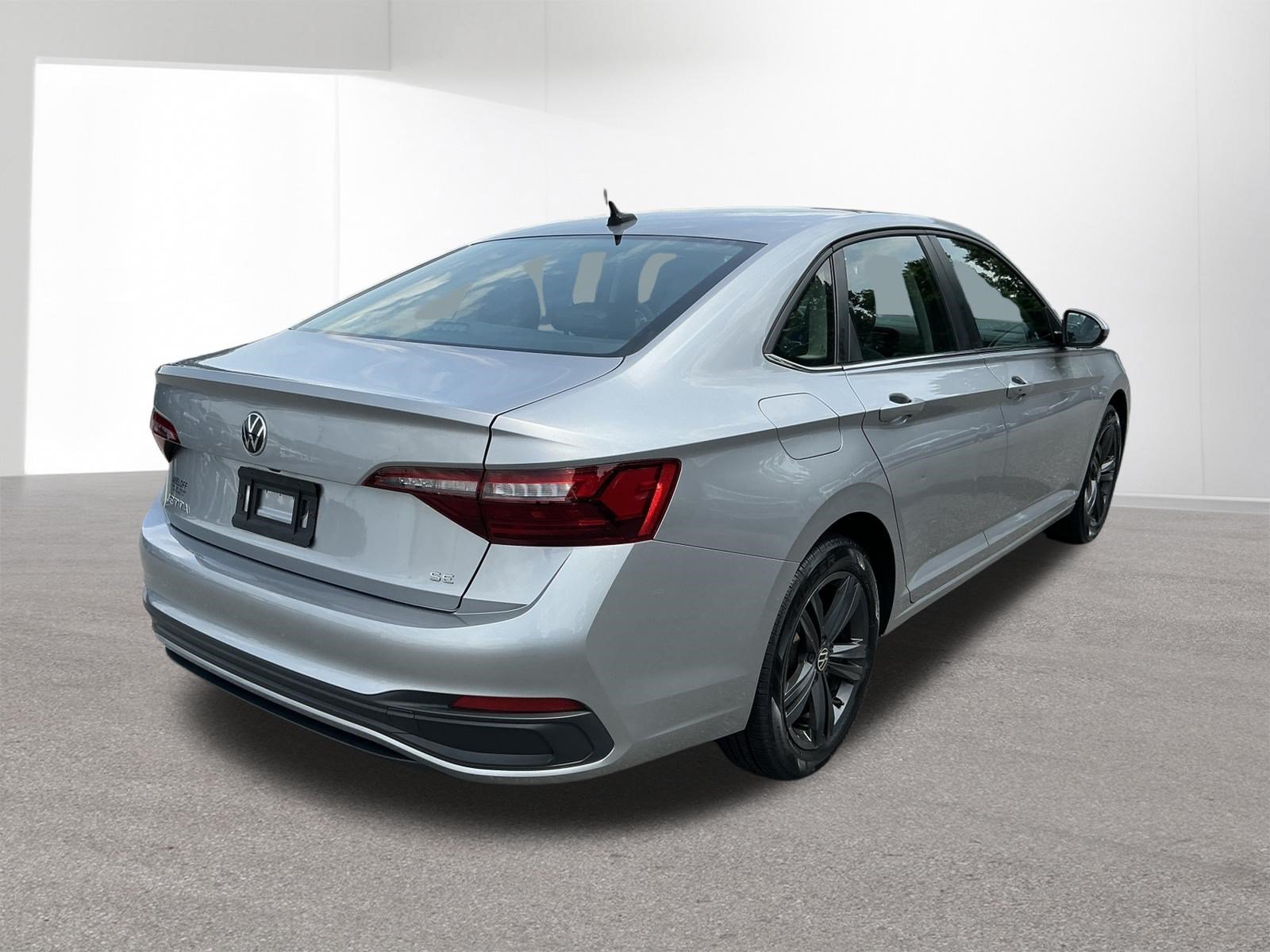 Used 2022 Silver Volkswagen SE image 3