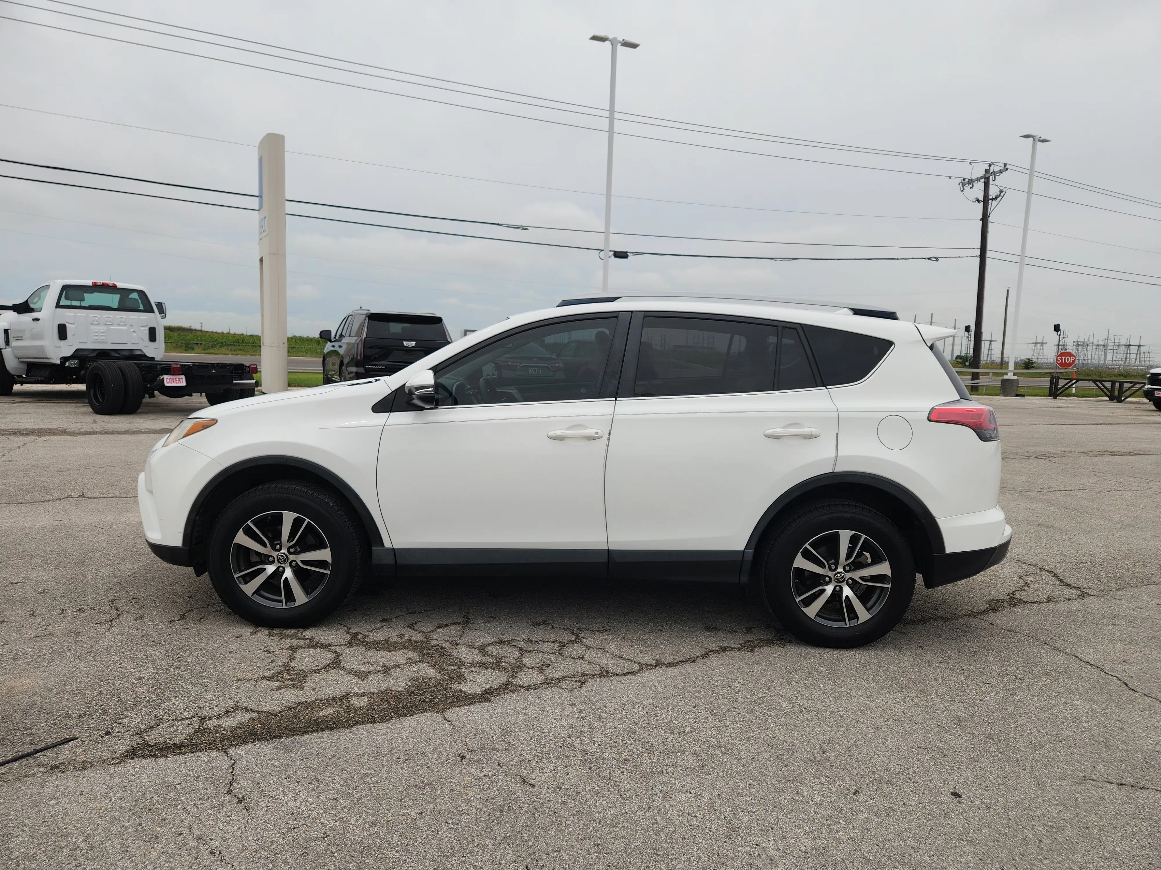 Used 2017  Toyota XLE image 4