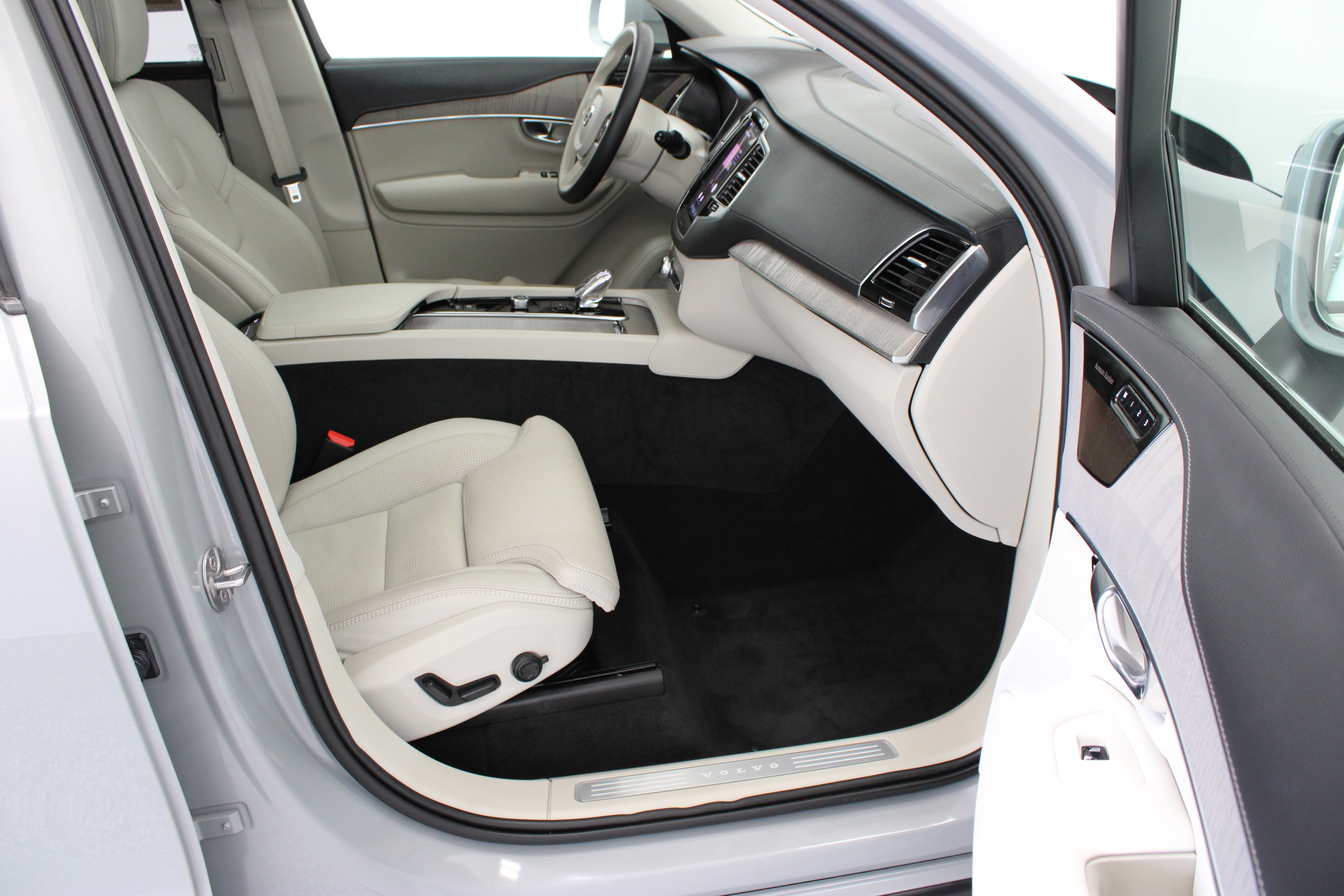 Used 2025 Vapour Grey Metallic Volvo Ultra 2.0T/Electric image 41