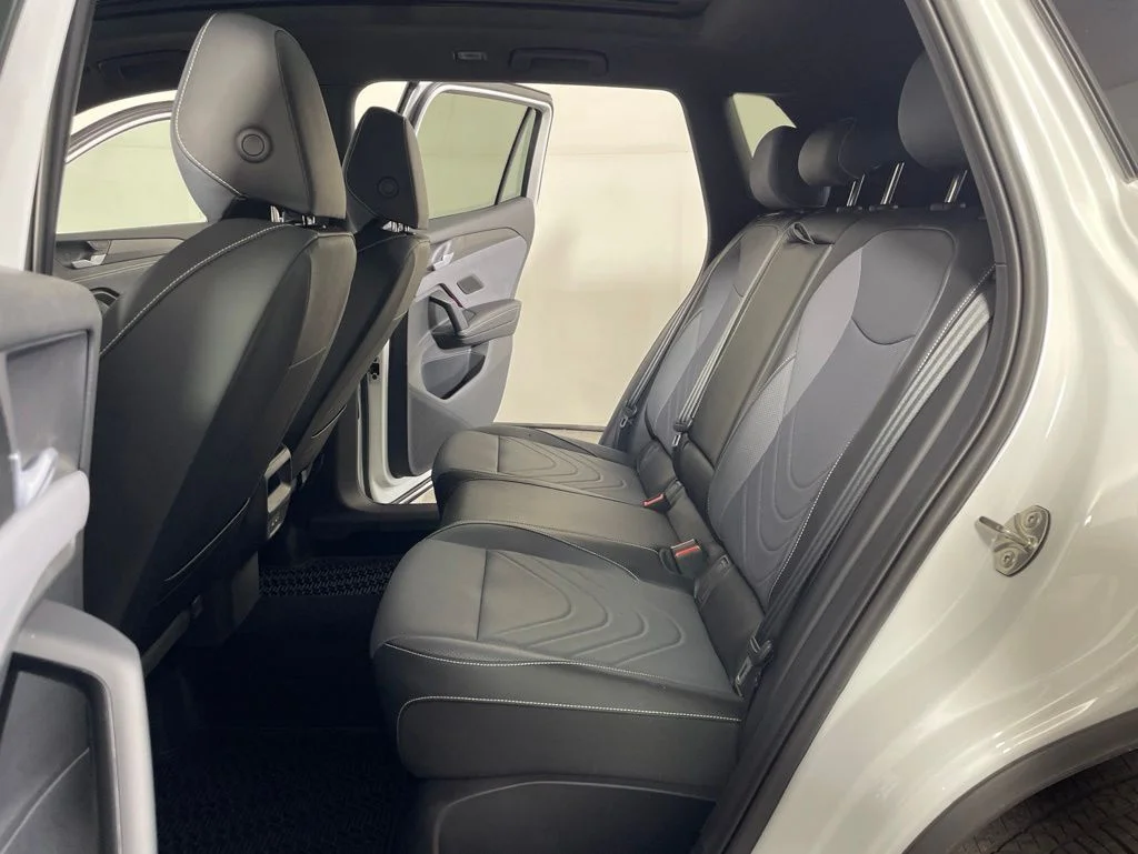 New 2026 White/off-white Volkswagen 2.0T SE R-Line Black image 17