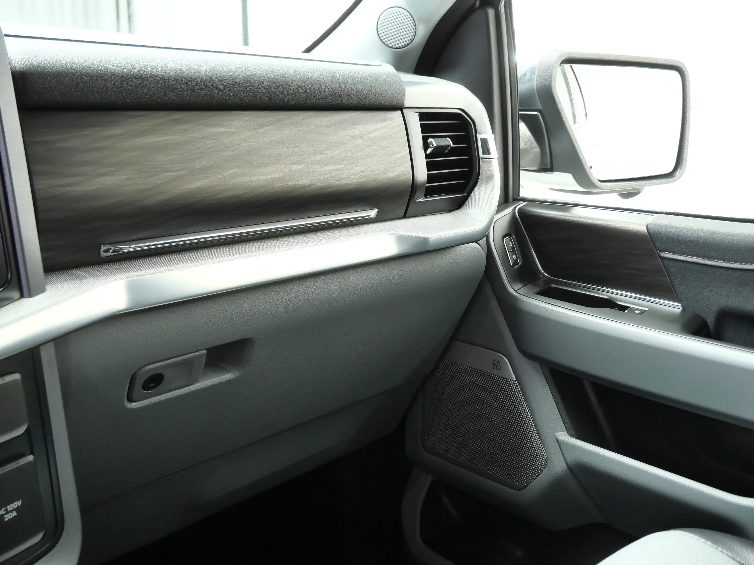 Used 2025 Iconic Silver Metallic Ford LARIAT 4WD SuperCrew 5.5