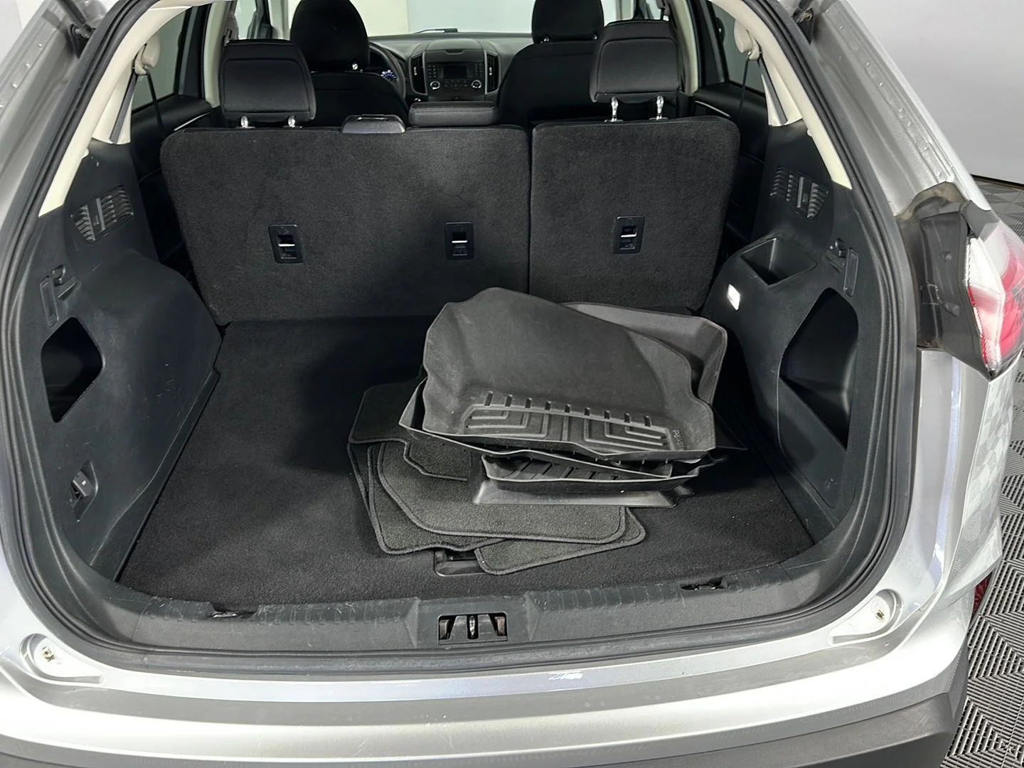 Used 2019 Ingot Silver Ford SE image 10