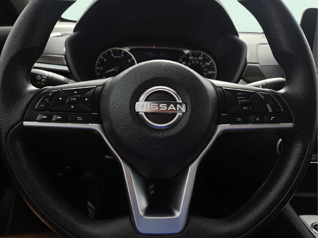 Used 2025  Nissan SV image 19