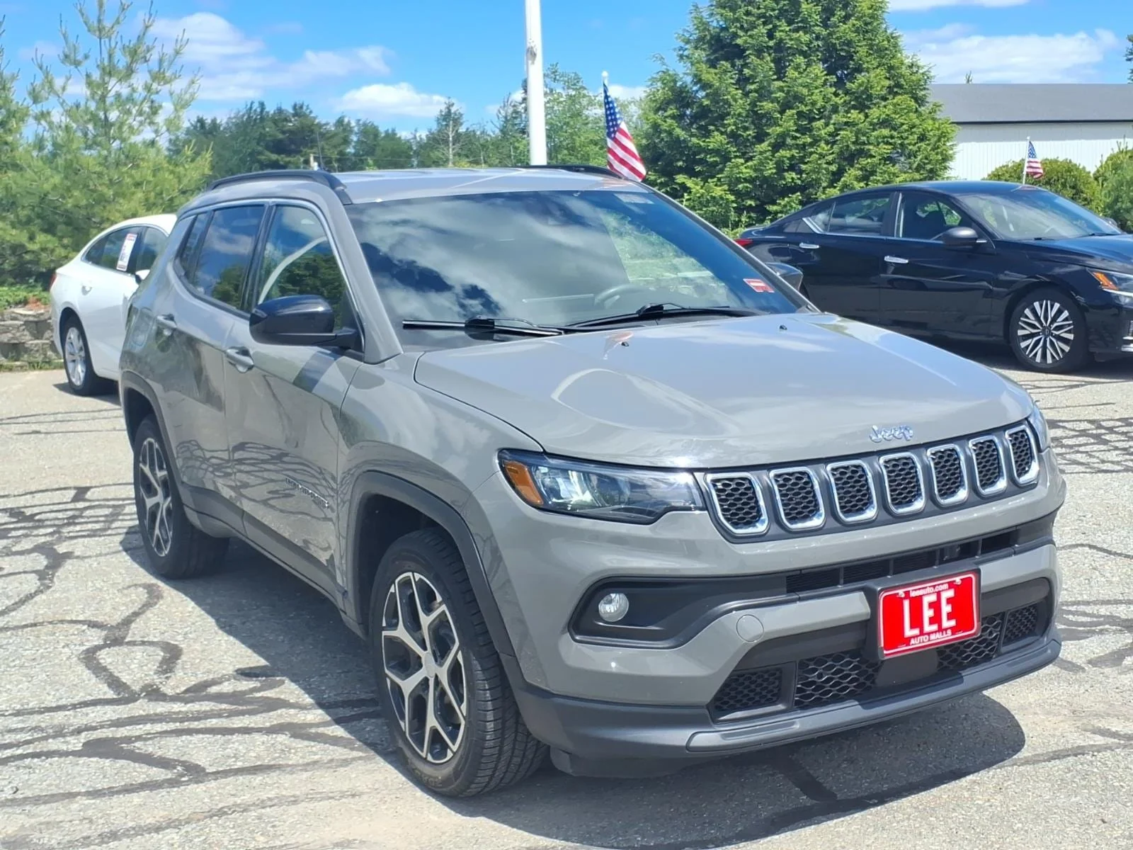 Used 2024 Gray Clearcoat Jeep Latitude image 3