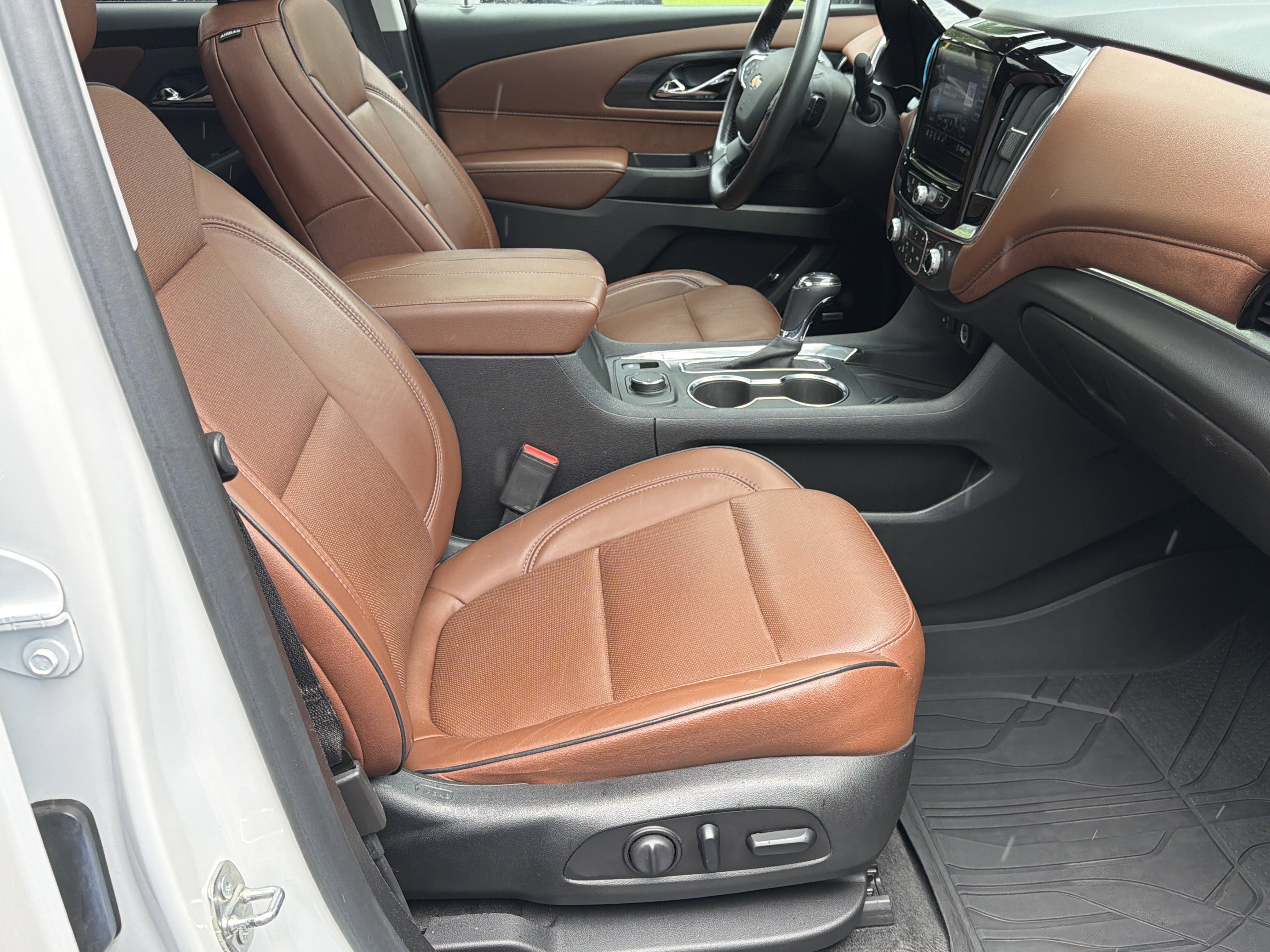 Used 2020 IRIDESCENT PEARL TRICOAT Chevrolet High Country image 13
