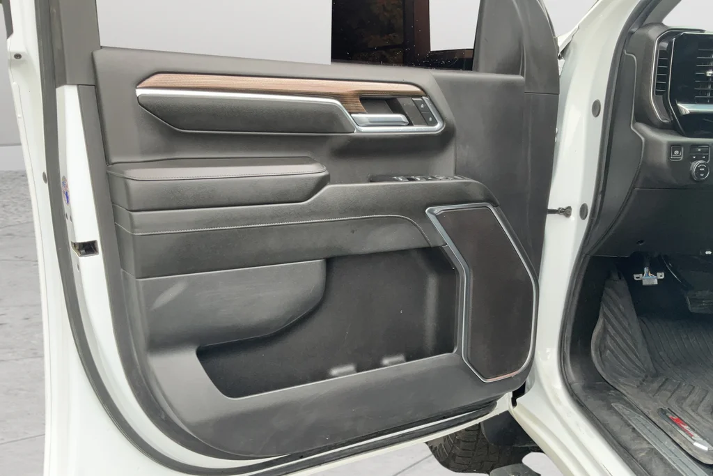 Used 2024 White Chevrolet LT image 11