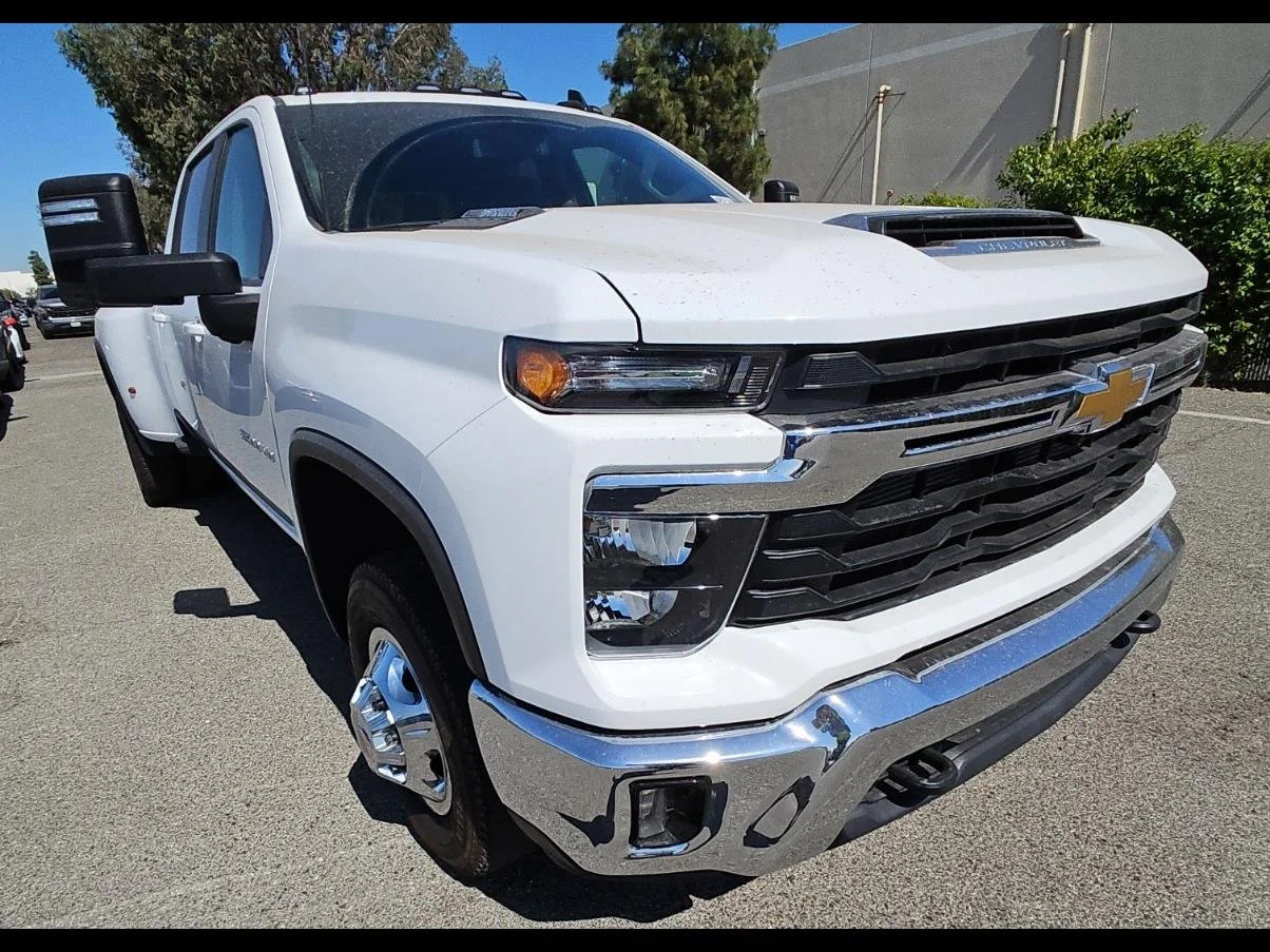 Used 2024 Summit White Chevrolet LT DRW image 6