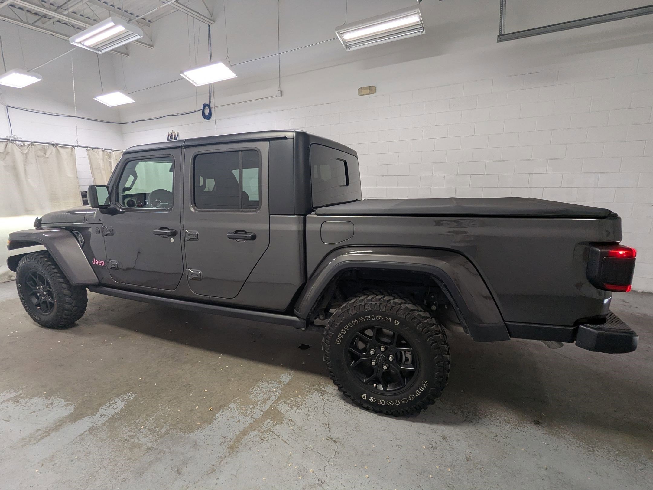 Used 2024 Granite Crystal Metallic Clearcoat Jeep Willys image 8