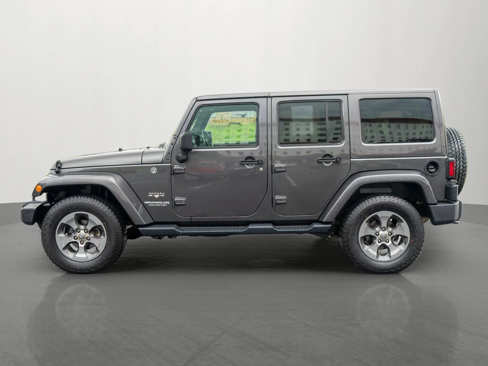 Used 2017 Granite Crystal Metallic Clearcoat Jeep Unlimited Sahara image 4