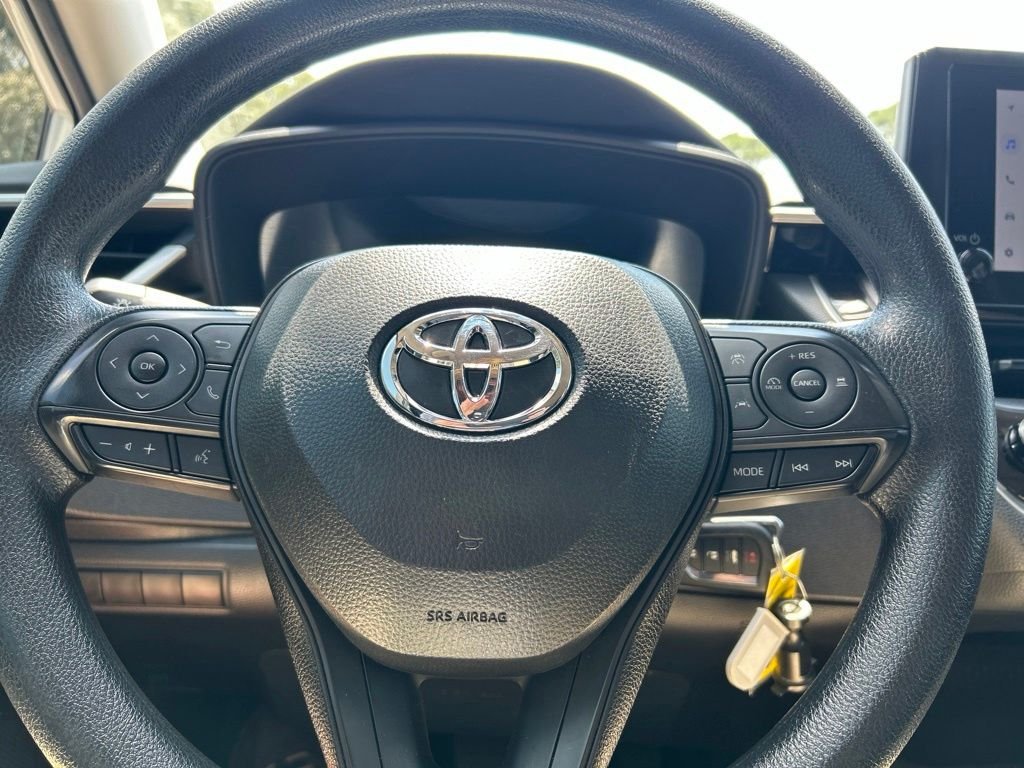 Used 2025 White Toyota LE image 22