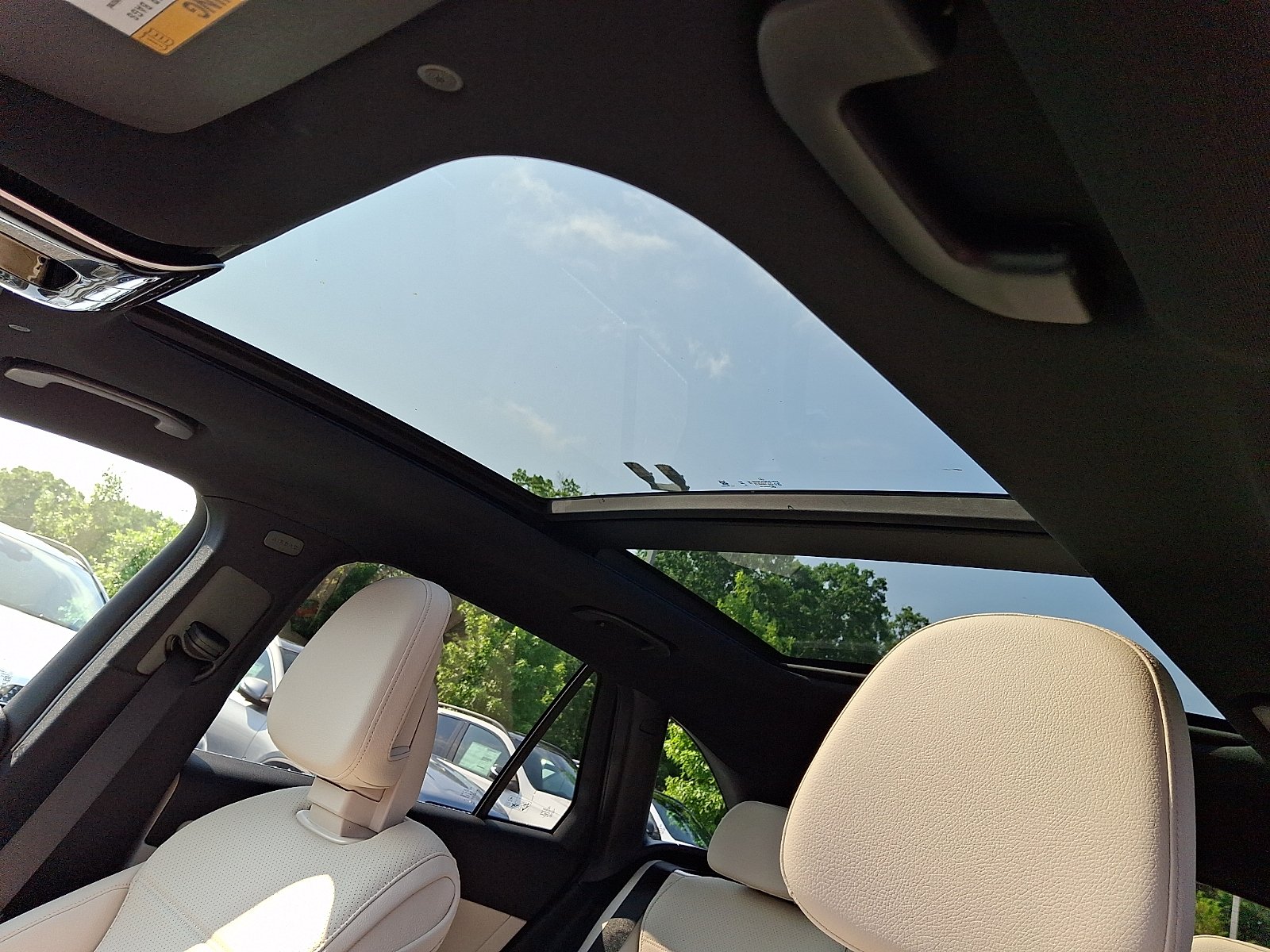 New 2026 Polar White Mercedes-Benz GLC 300 image 9