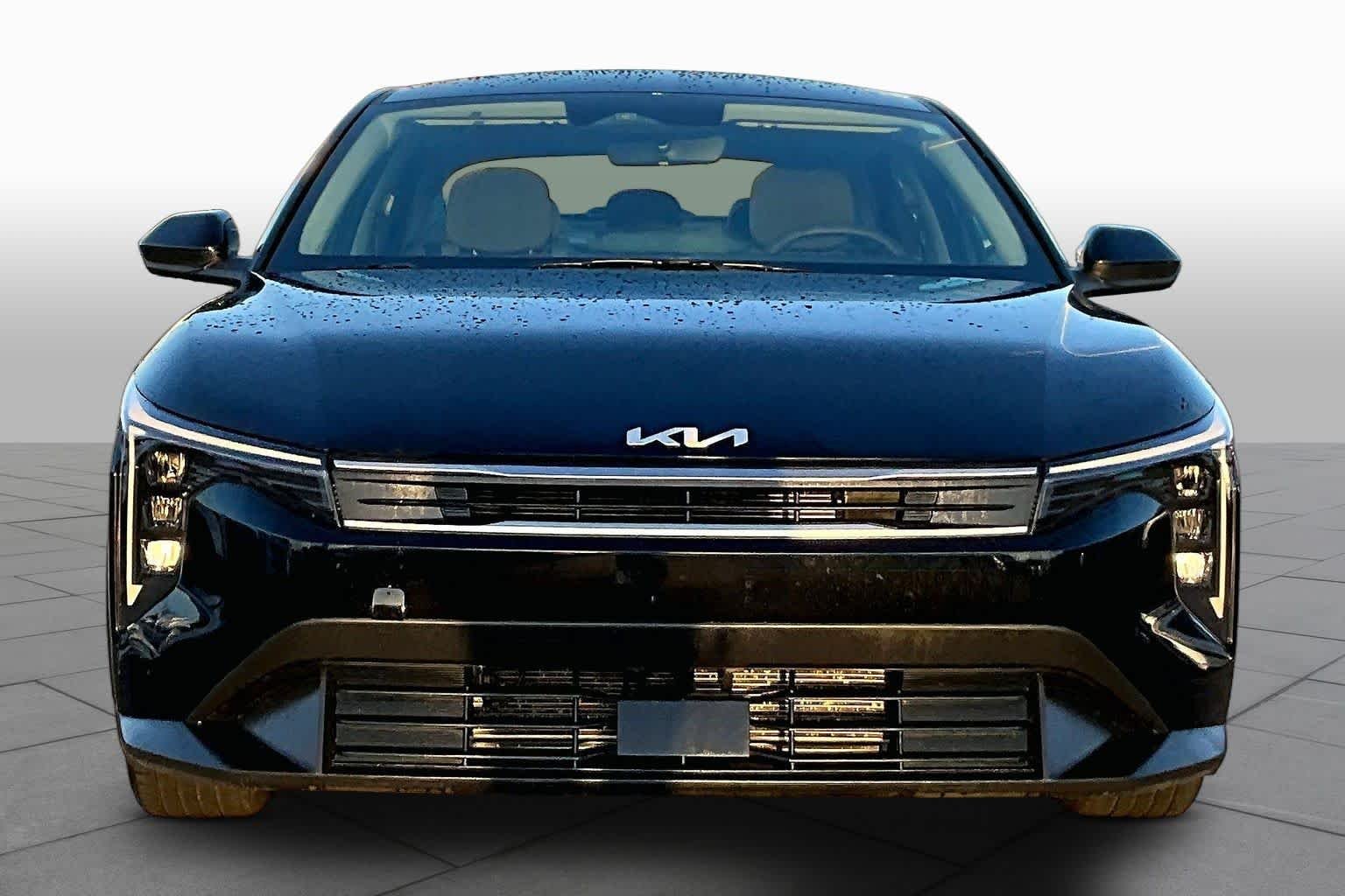 Used 2025 Aurora Black Pearl Kia LXS image 4