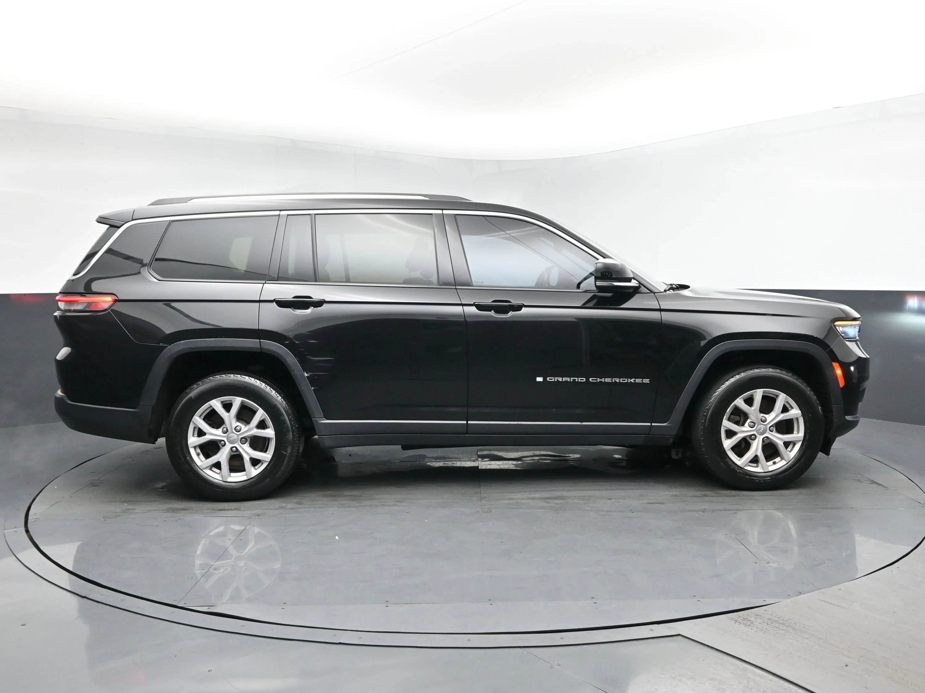 Used 2021 Diamond Black Crystal Pearlcoat Jeep Limited image 3