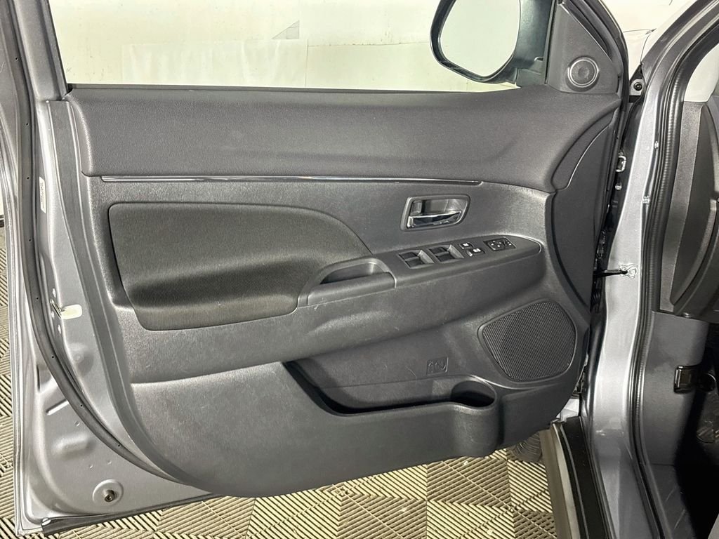 Used 2022  Mitsubishi 2.0 ES image 10
