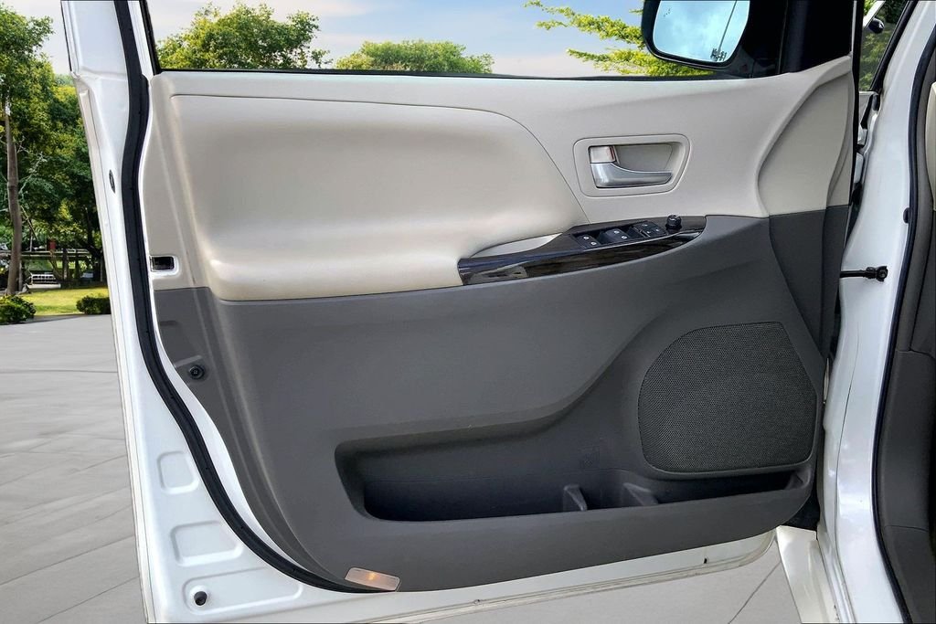 Used 2015 White Toyota XLE Premium image 19