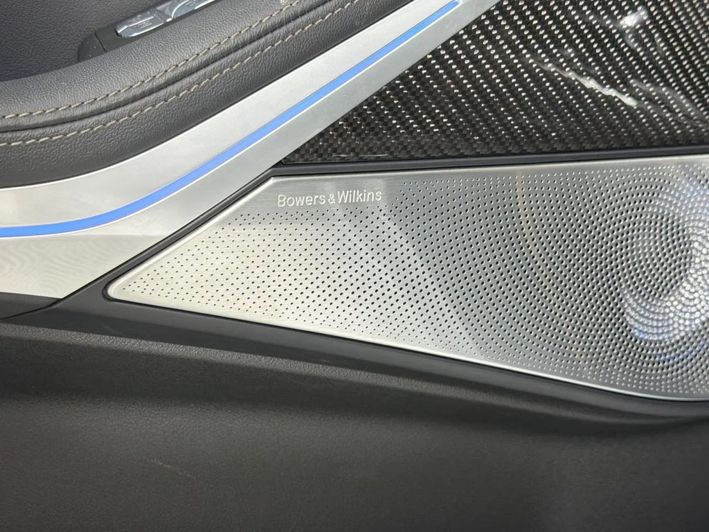 Used 2024 White BMW M60i image 19