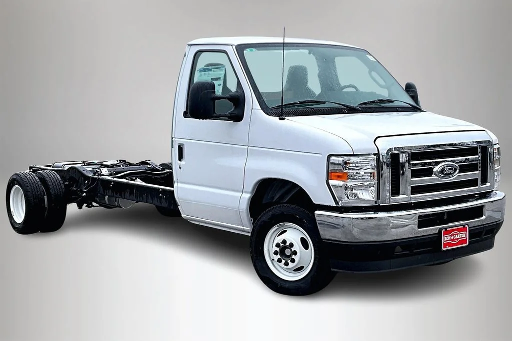 2025 Ford E-Series DRW E-450 Super Duty 158 in WB's photo