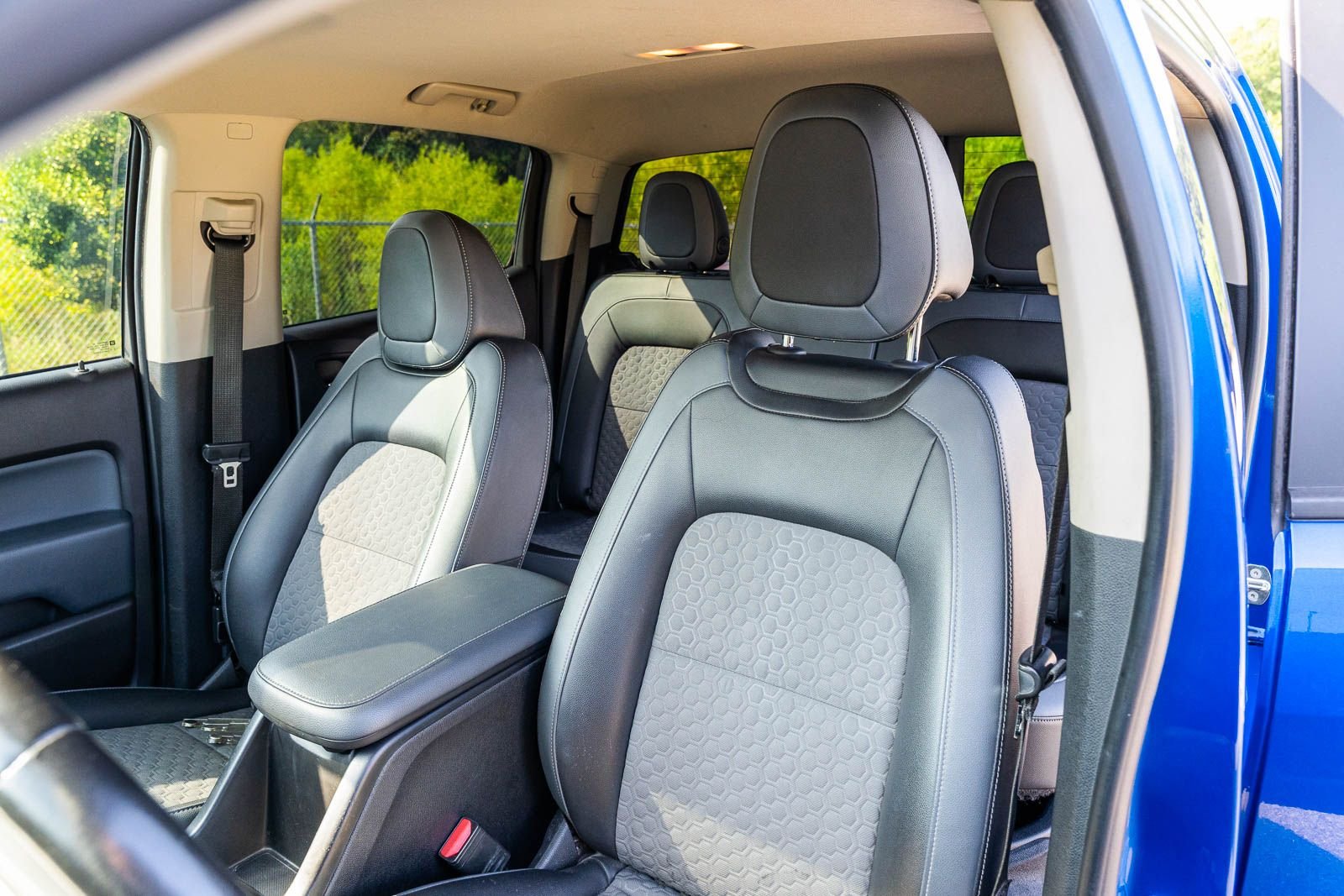 Used 2018 Blue Chevrolet Z71 image 19