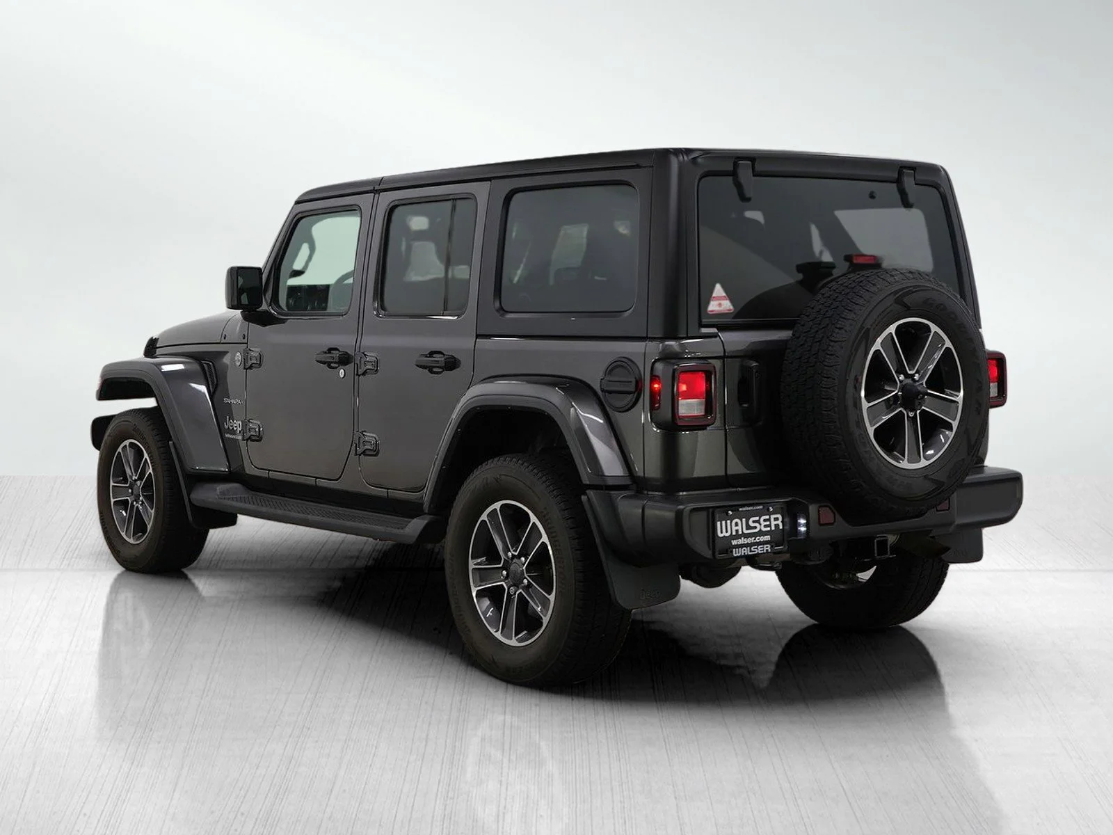 Used 2023 Granite Crystal Metallic Clearcoat Jeep Sahara image 3