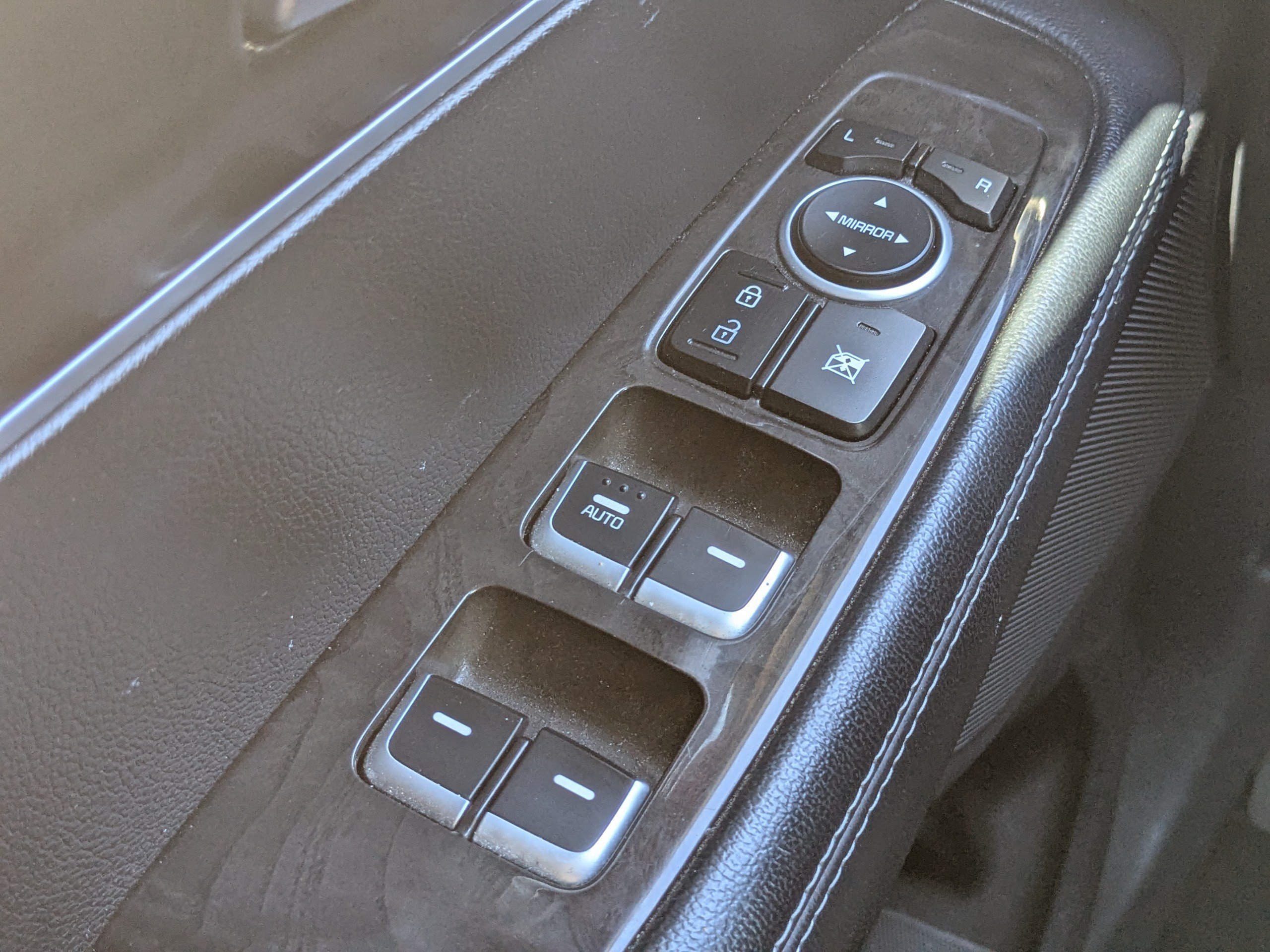 Used 2017 Titanium Silver Kia LX V6 image 24