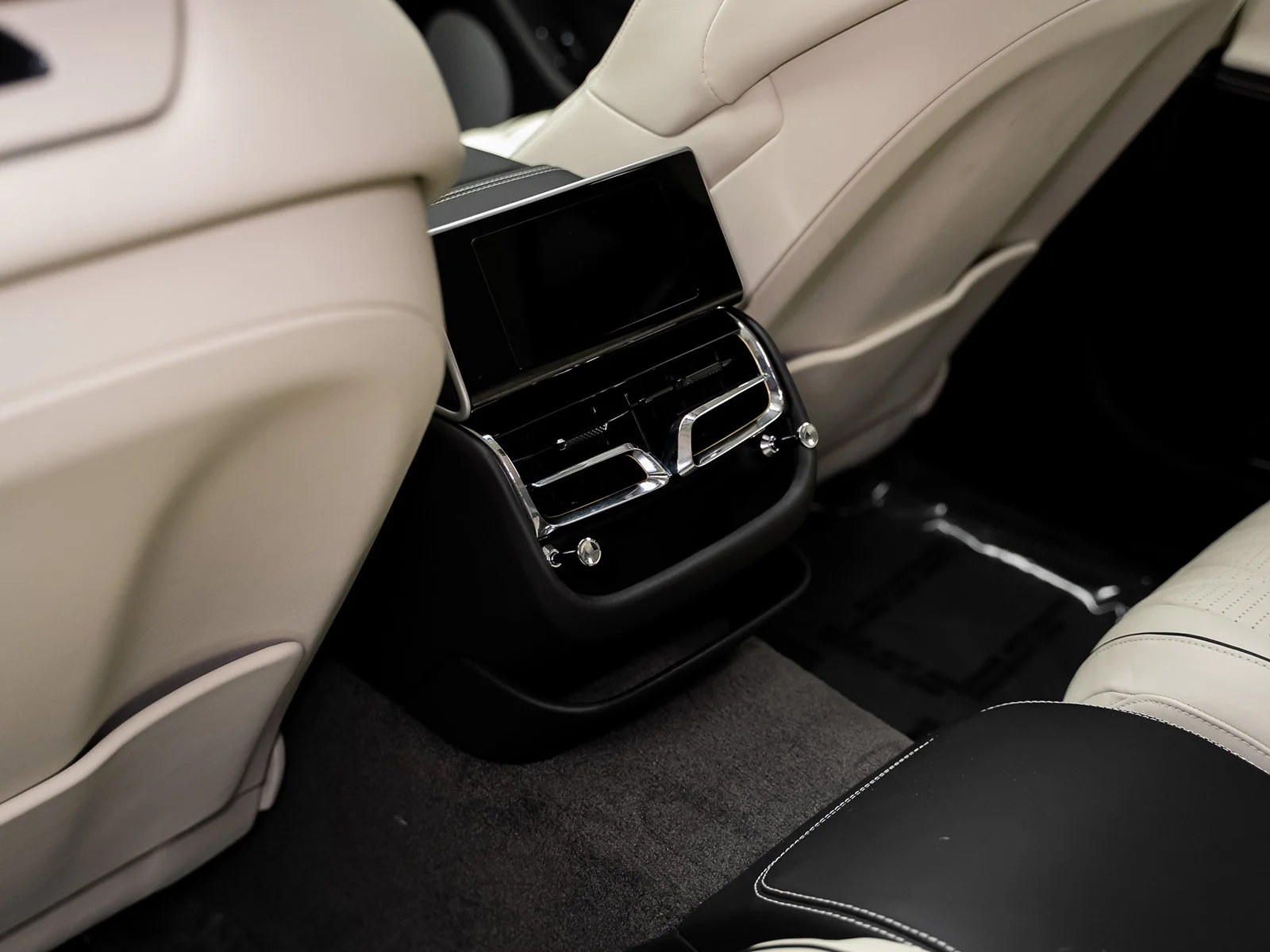 Used 2022 White Bentley  image 39