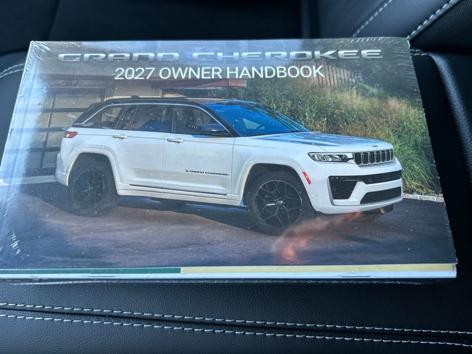 New 2027 Sting-Gray Clear-Coat Paint Jeep Laredo Altitude image 33