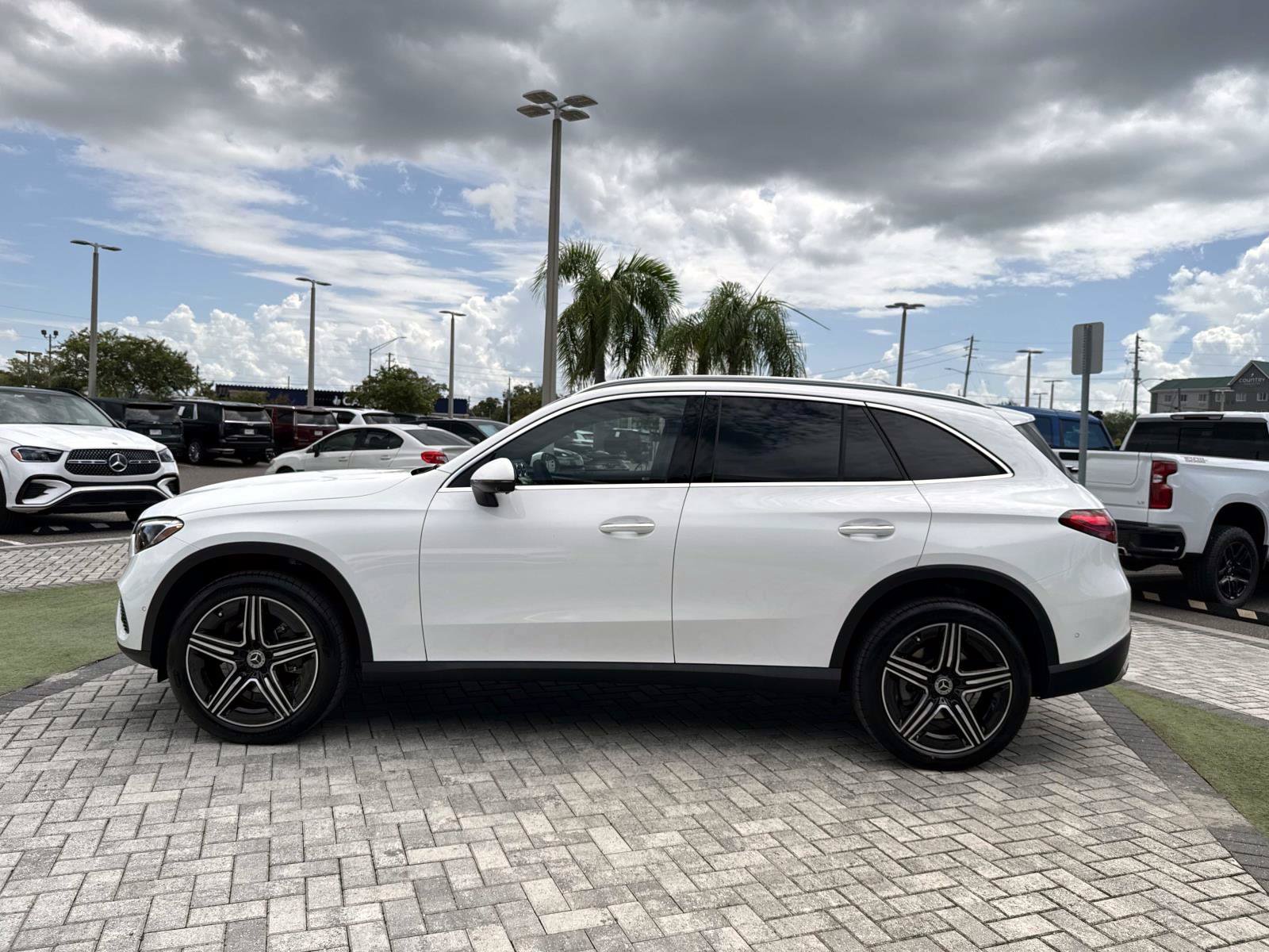 New 2027 Polar White Mercedes-Benz 300 SUV image 3