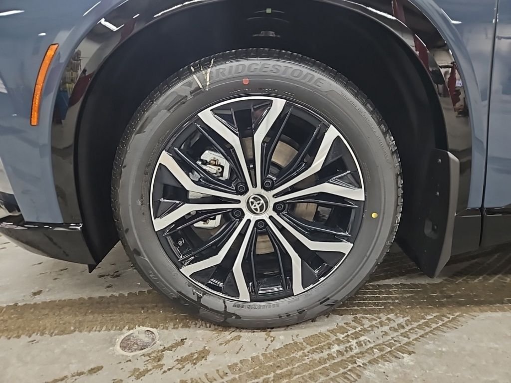 2025 Toyota Crown Signia XLE - Photo 9