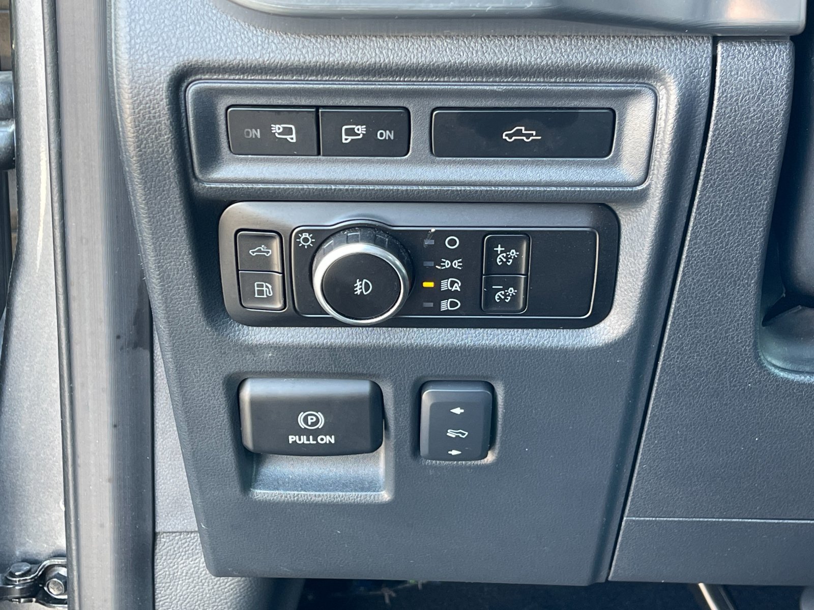 Used 2023 Gray Metallic Ford Lariat image 30