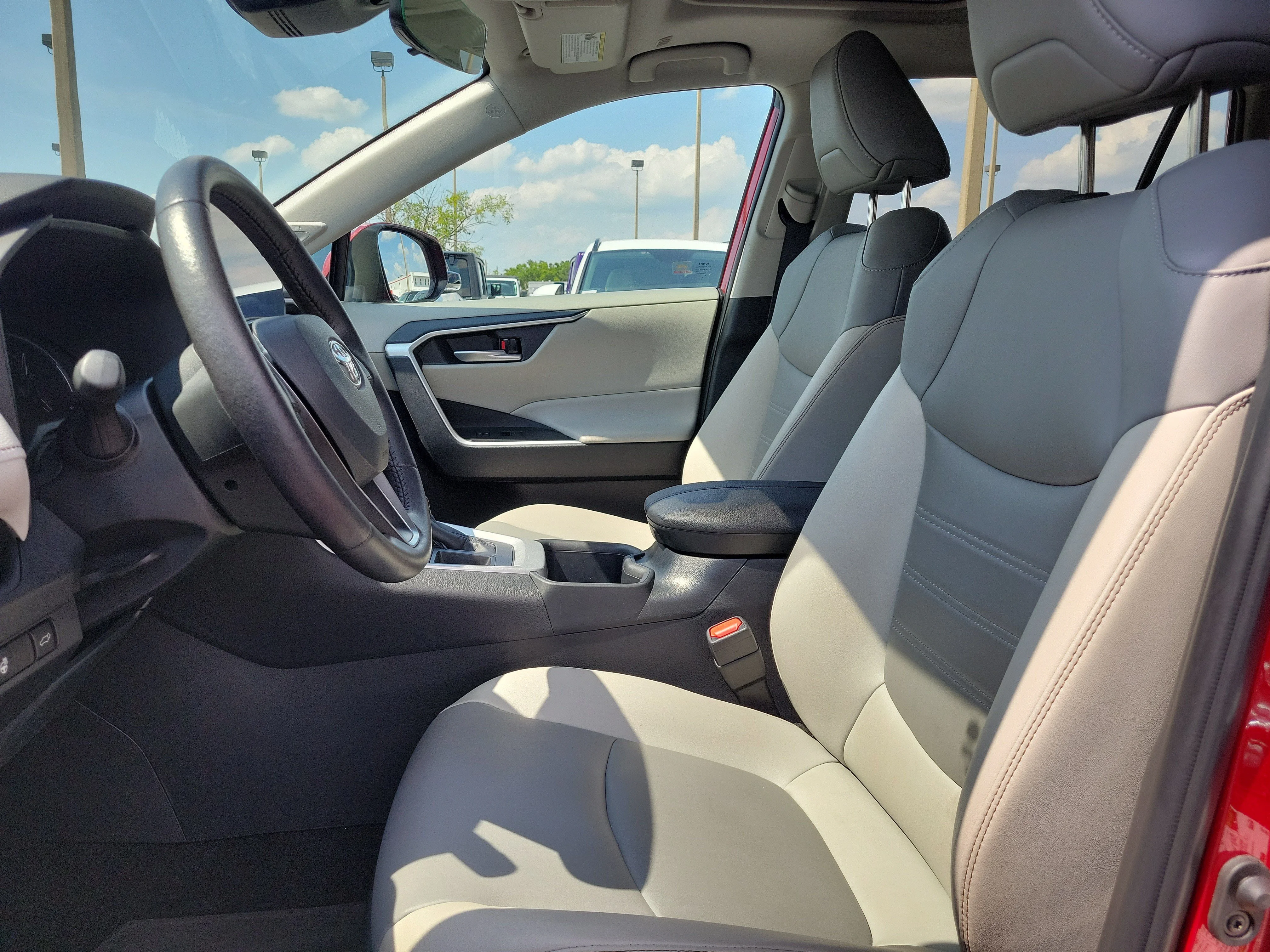 Used 2025 Pearl Toyota XLE Premium image 14