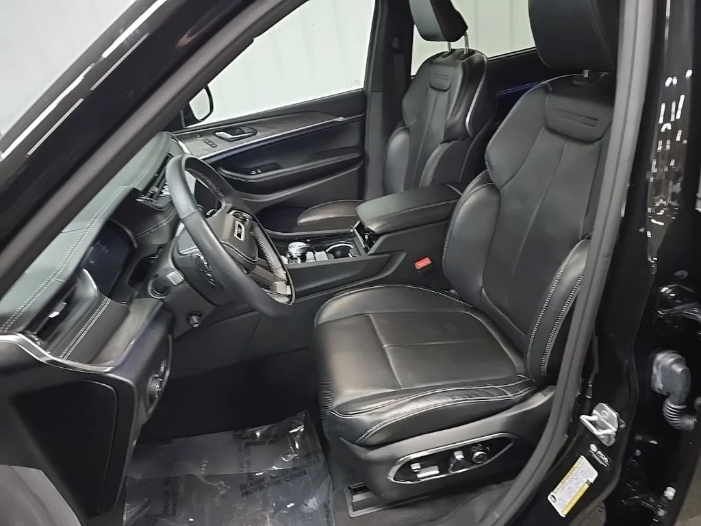 Used 2021 Diamond Black Jeep Overland image 31