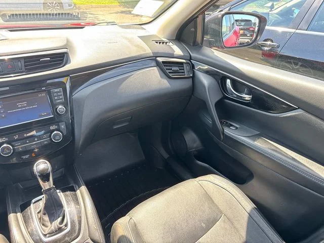 Used 2017 Red Nissan SL image 19
