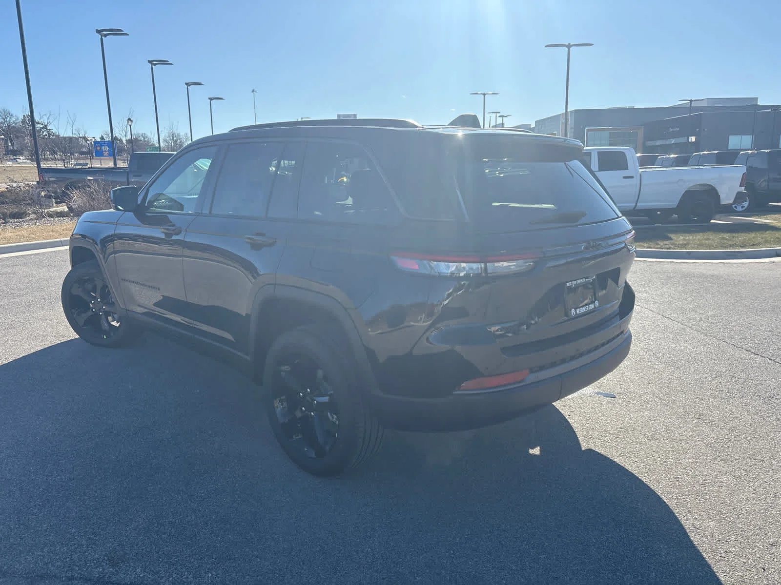 New 2026 Diamond Black Crystal Pearl-Coat Exterior Paint Jeep Limited image 7