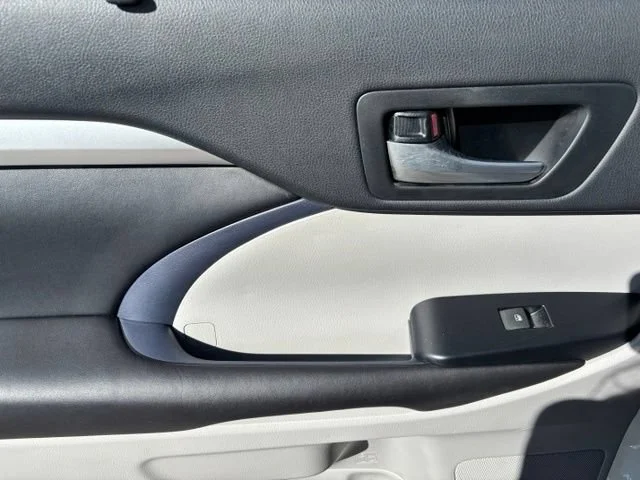 Used 2017 White Toyota XLE image 17