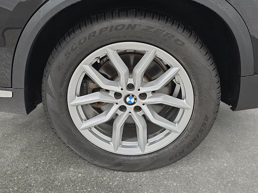 Used 2019 Black Sapphire Metallic BMW xDrive40i image 28