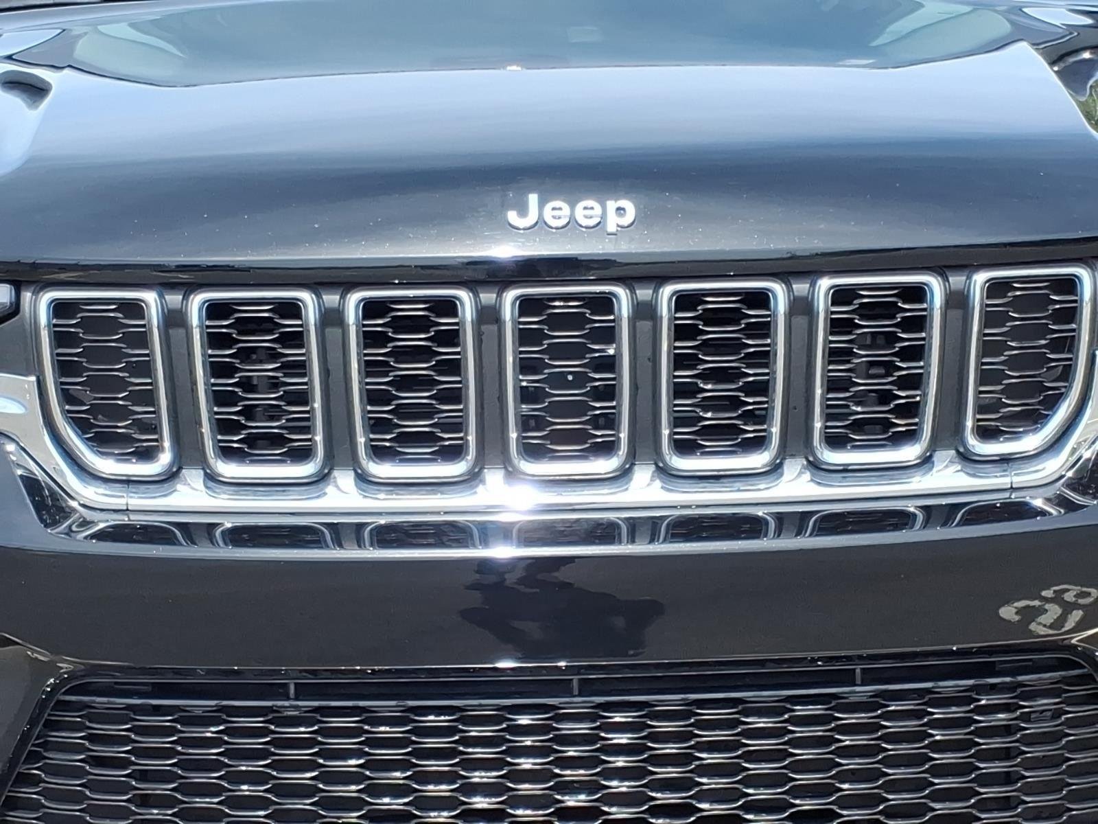 Used 2023 Diamond Black Crystal Pearlcoat Jeep Laredo image 12